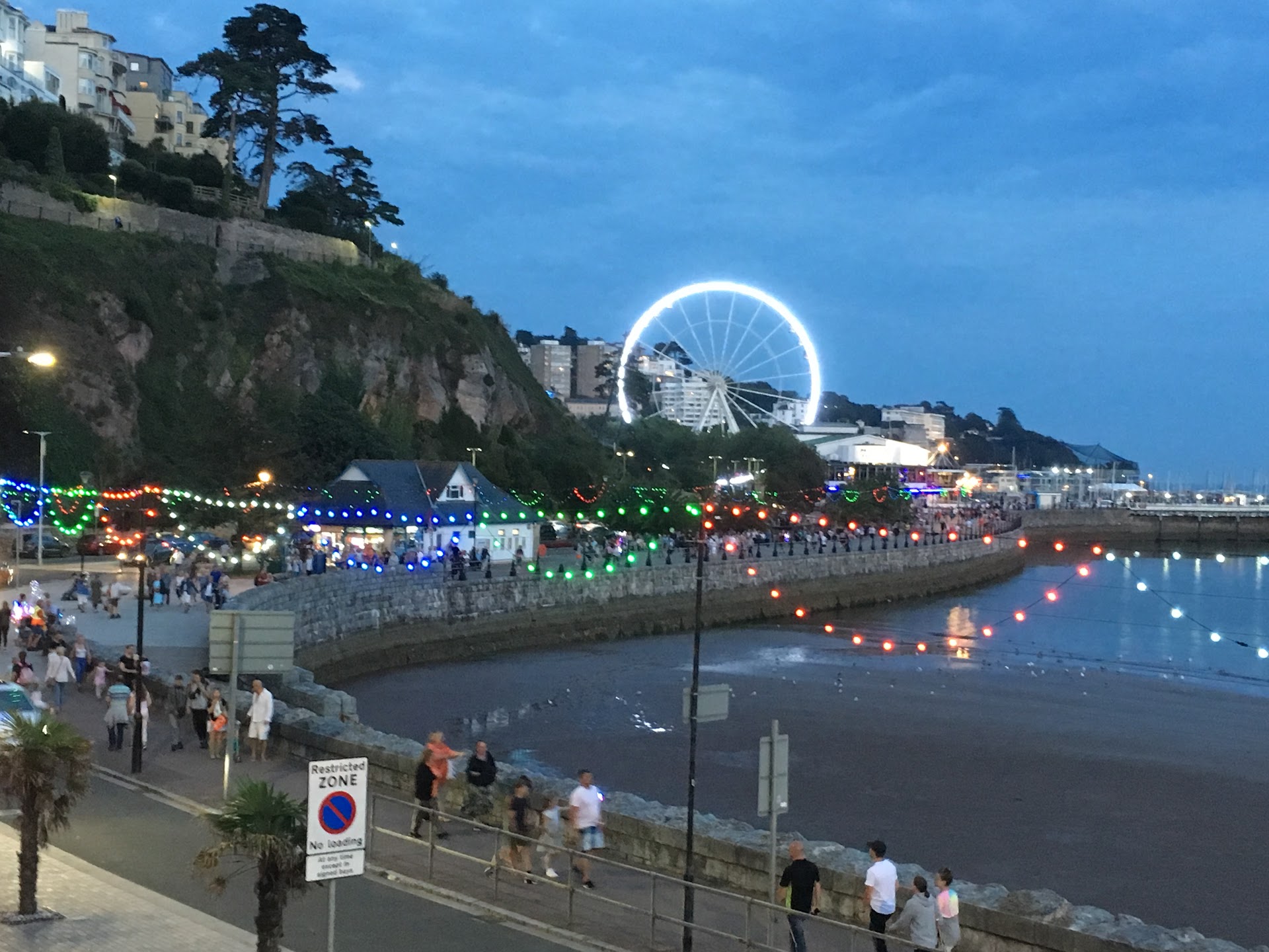 Torquay Beach dog-friendly beach, Torbay — seasonal dog access